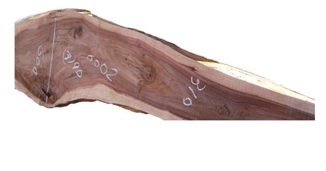 木目が綺麗な台などに、杉の根杢素材